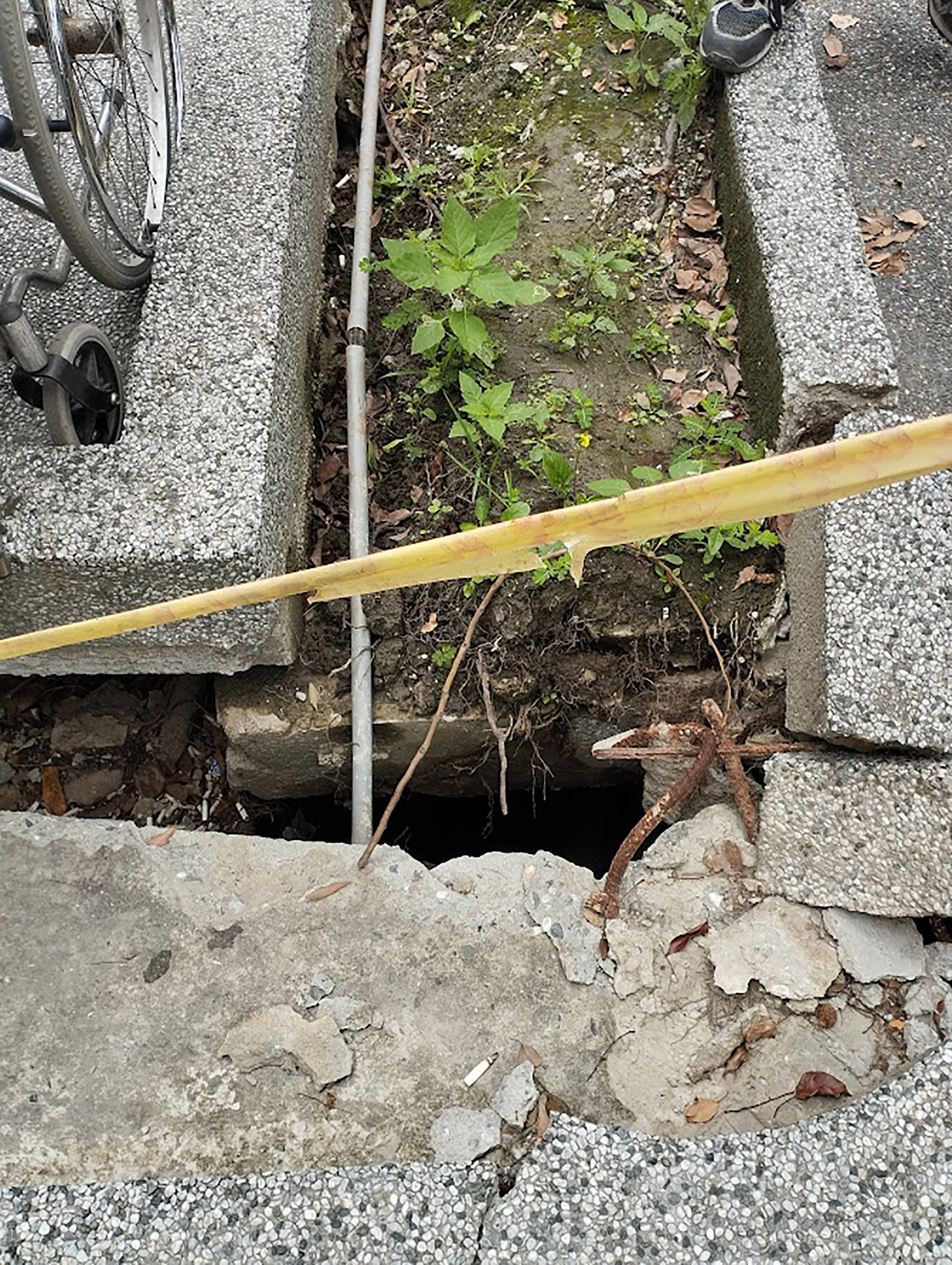 Désordres dus à l'insuffisance d'espace entre le trottoir et la dalle du batiment sur appuis parasismiques